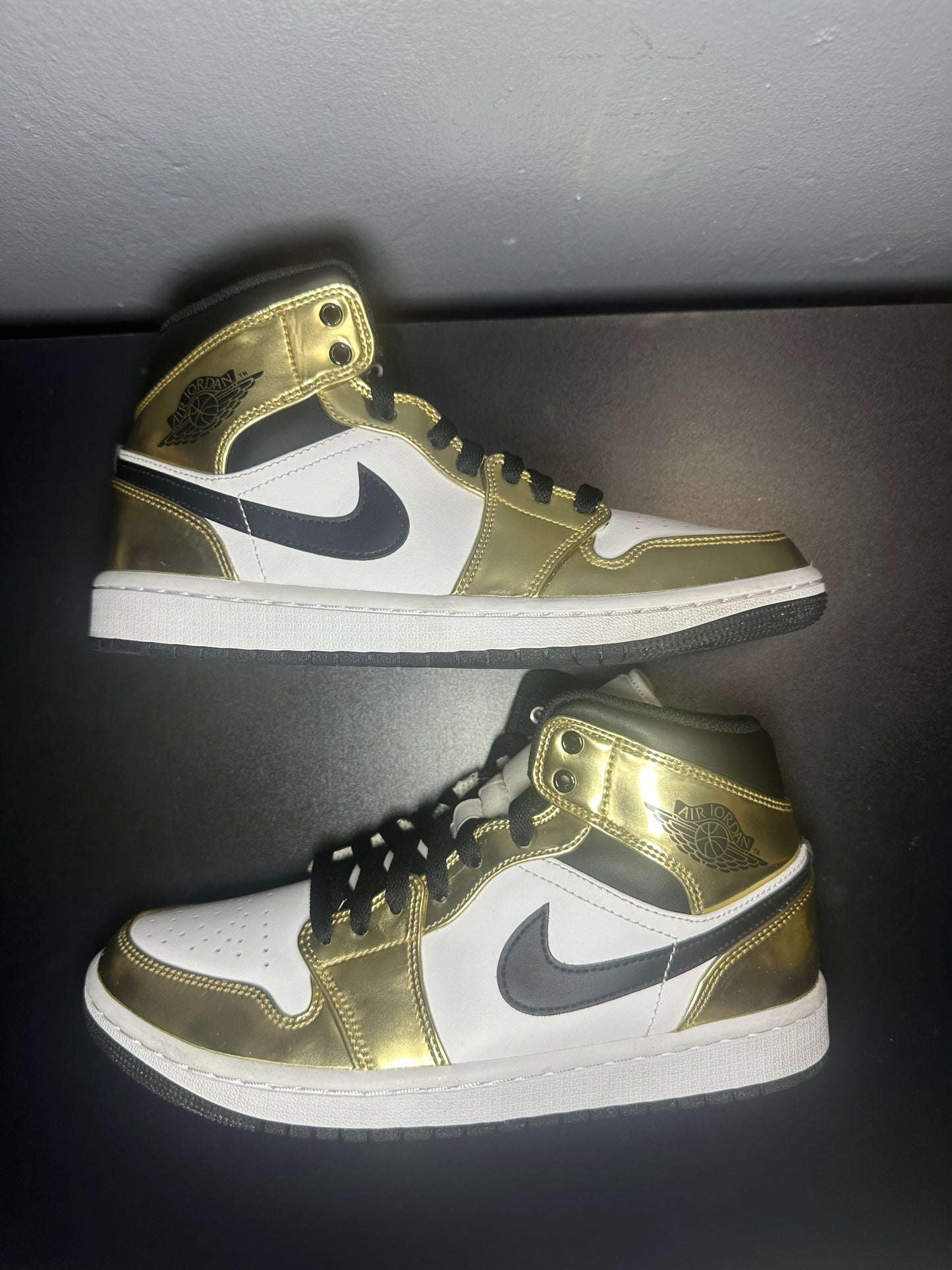 Jordan 1 mid “Metallic Gold”