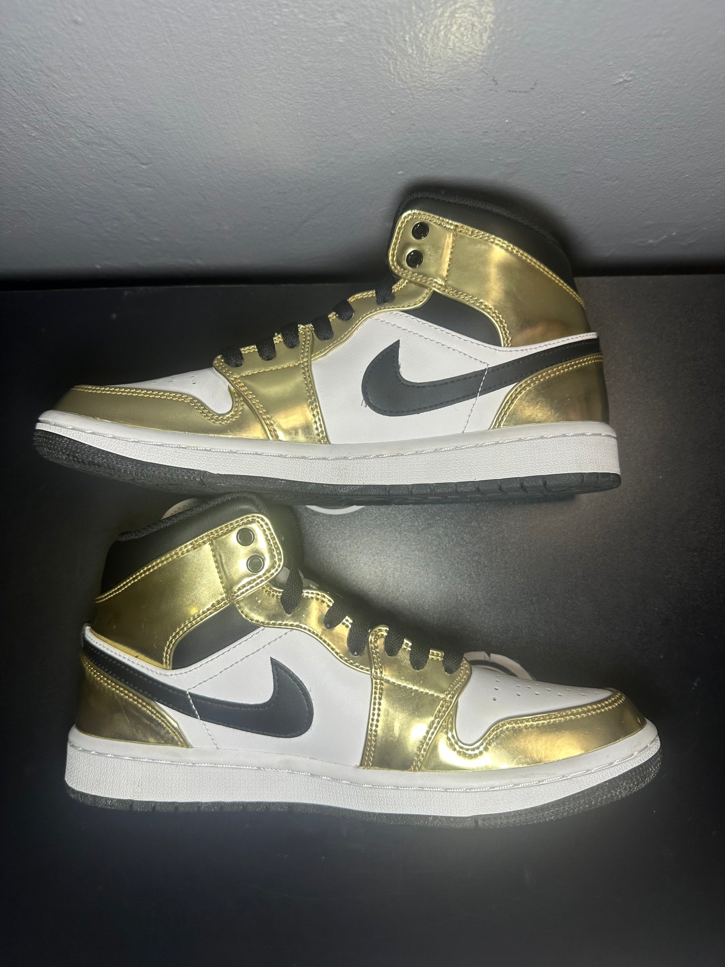 Jordan 1 mid “Metallic Gold”