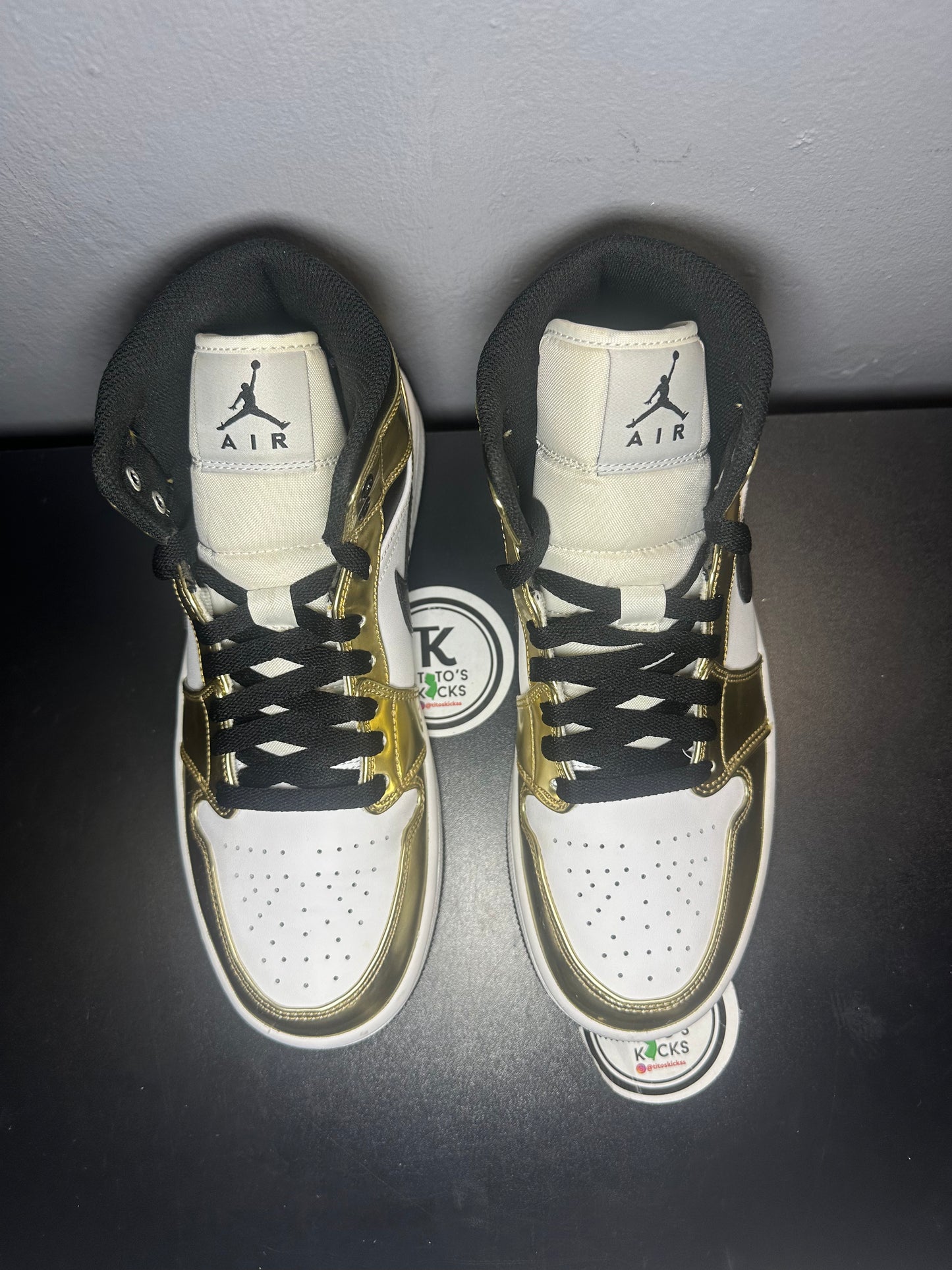 Jordan 1 mid “Metallic Gold”