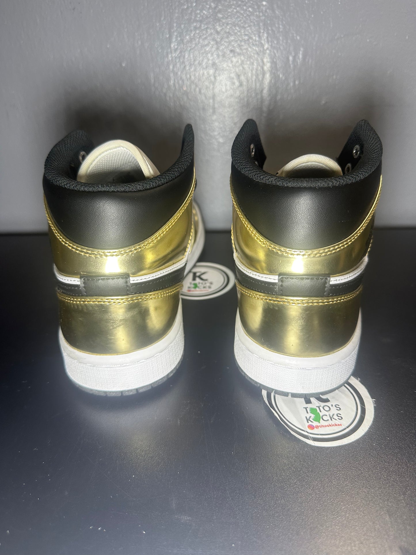 Jordan 1 mid “Metallic Gold”